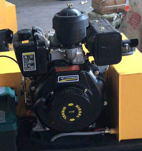 手扶式單輪壓路機細節(jié)2